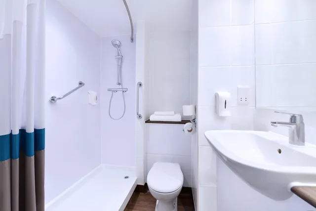 غرفة بسريرين منفصلين بحمام خاص، Travelodge Plus - Galway City 4/7