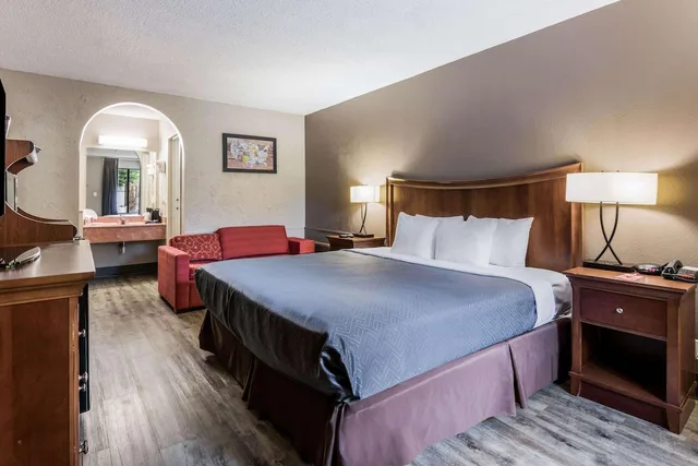 غرفة قياسية بسرير كينج مع أريكة، Econo Lodge Gainesville Downtown Area 2/5