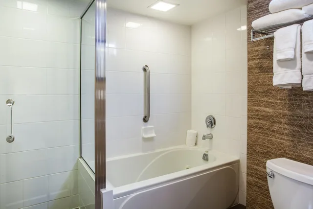 جناح بسرير كينج بغرفة نوم واحدة بحوض جاكوزي، Holiday Inn Saratoga Springs 3/3