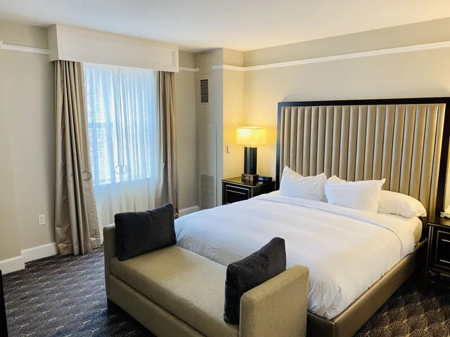 Suite, Accessible, Hilton President Kansas City 1/3