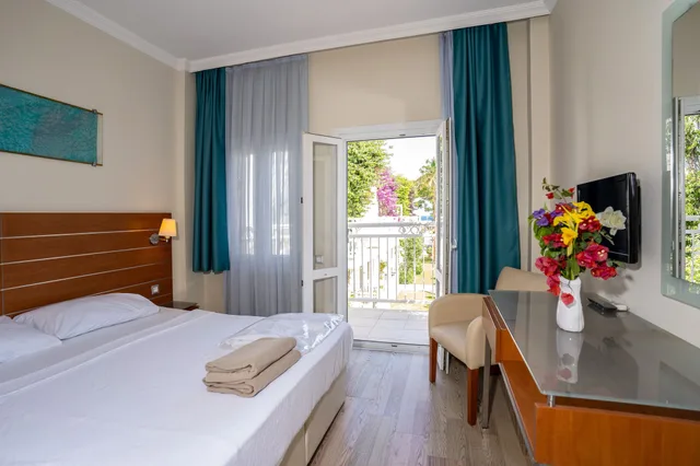 غرفة عائلية بسرير مزدوج وسرير بطابقين، Petunya Beach Resort 2/6