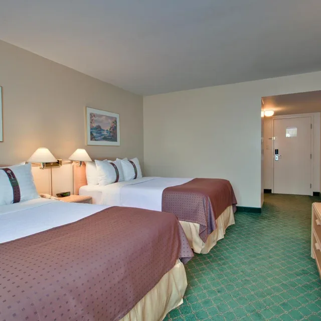 غرفة بسرير كينج وسريرين كوين، Days Inn Stephenville 1/10