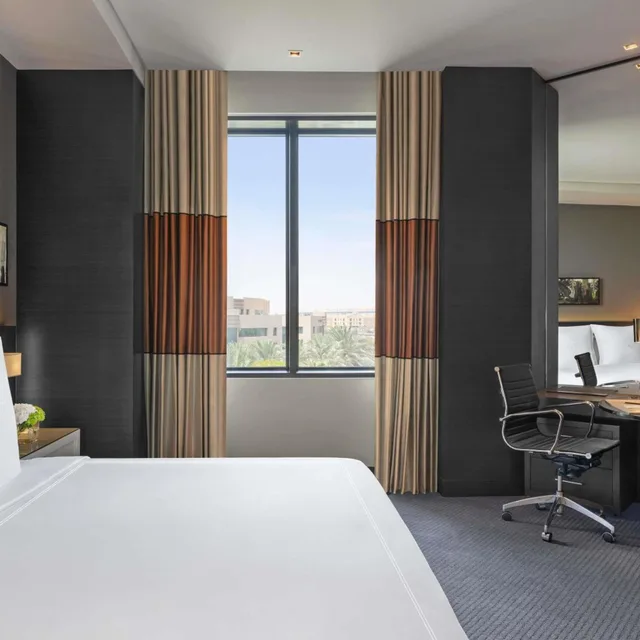 Junior Suite, King Bed, Smoking, Fairmont Riyadh 3/7