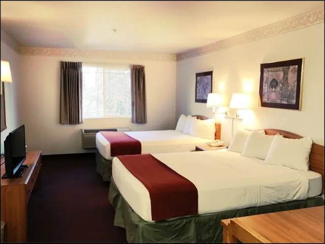 Standard, Single, 2 Queen Beds، Peppermill Empress Inn 2/5