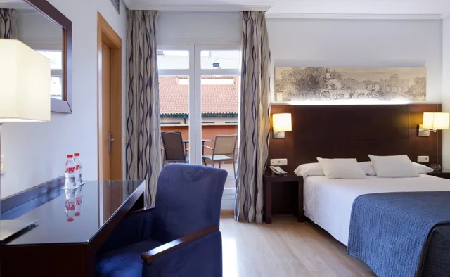 غرفة بسرير مزدوج أو سريرين منفصلين بشرفة، Hotel Porcel Ganivet 6/10