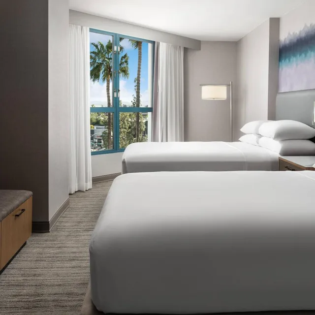 غرفة بسريرين منفصلين مع أريكة، Costa Mesa Marriott 4/6