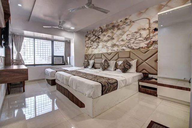 غرفة كلاسيكية ثلاثية بسرير مزدوج وسرير فردي، Hotel City View 2/3