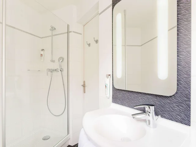 غرفة قياسية بسرير مزدوج وسرير فردي، ibis Paris Gare du Nord TGV 8/8