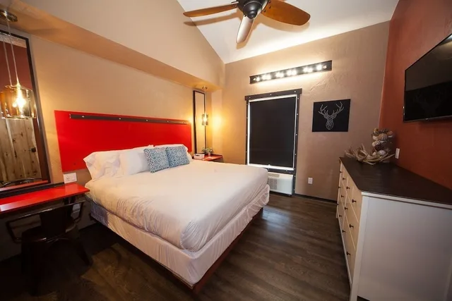 Lodge, 3 King Beds, Queen Bed, Log Cabin Lodge Suites 1/2