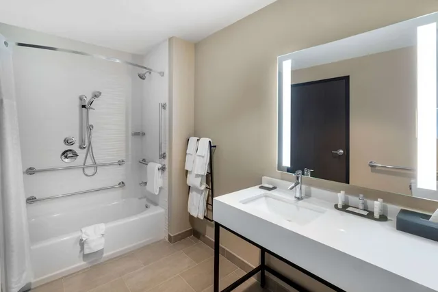 جناح استوديو ركني بسرير كينج لذوي الإعاقة، La Quinta Inn Suites By Wyndham Nashville Downtown Stadium 4/5