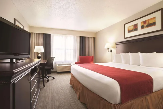 غرفة بسرير كينج لذوي الإعاقة، Country Inn & Suites by Radisson, Moline Airport 1/1