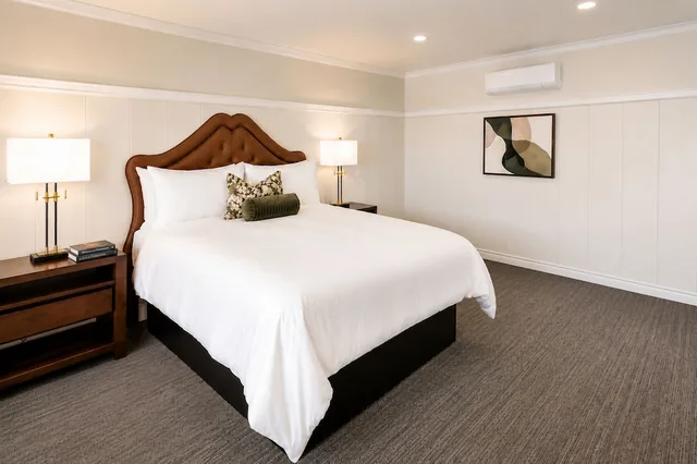 غرفة قياسية بسرير كينج لذوي الإعاقة، Wayside Inn 1/3