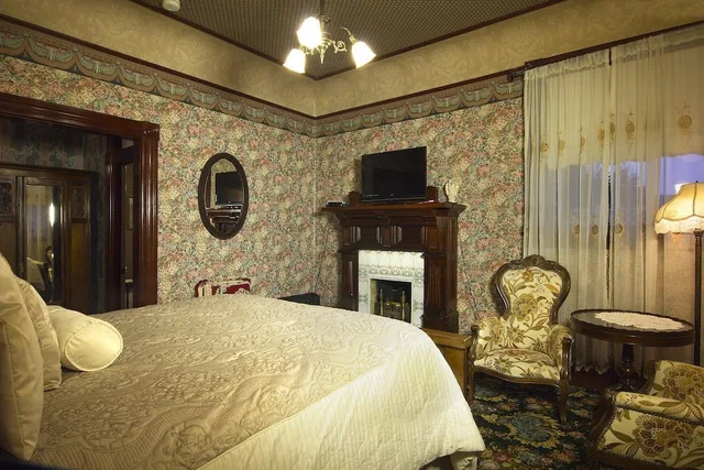 غرفة بسرير كوين، Gingerbread Mansion Inn 1/5