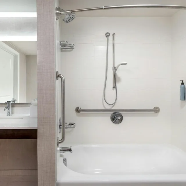 جناح بسرير كينج بغرفة نوم واحدة مع أريكة بحوض استحمام لذوي الإعاقة، Residence Inn Worcester 3/3