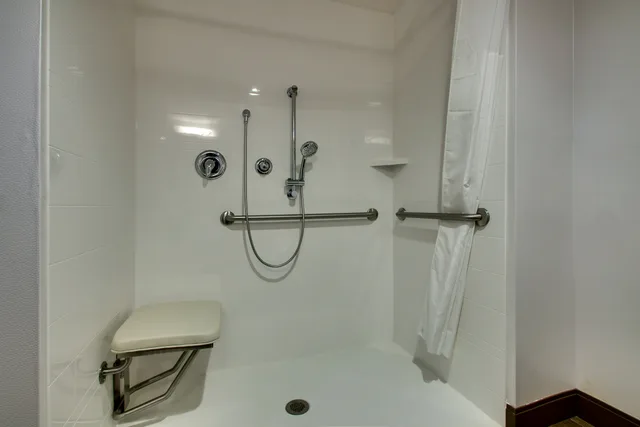 غرفة بسرير كينج لذوي الإعاقة، Hampton Inn And Suites Southport 4/4