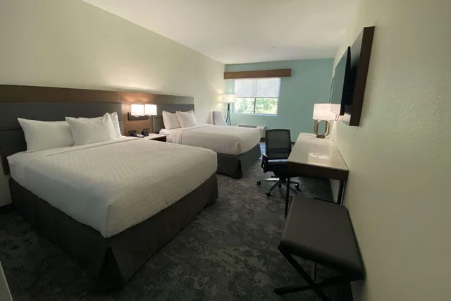 Room, 2 Queen Beds, Courtyard View, La Quinta Inn & Suites by Wyndham Santa Cruz 3/6