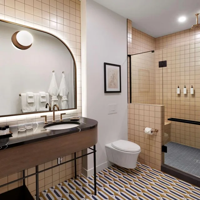 غرفة بسرير كينج وسريرين كوين، The Westley Calgary Downtown, Tapestry Collection by Hilton 7/7