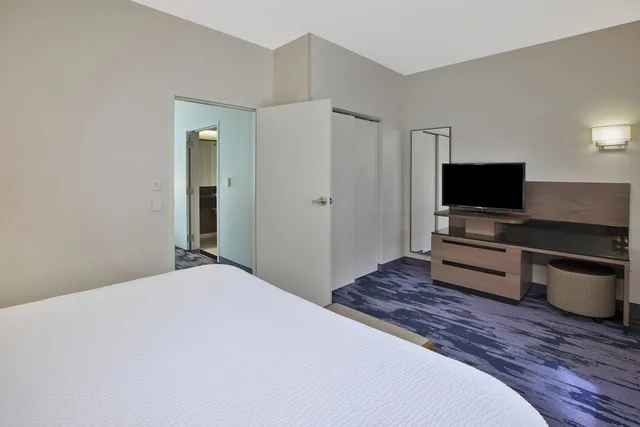 جناح بسرير كينج بغرفة نوم واحدة مع أريكة، Fairfield Inn Suites Milwaukee Downtown 1/5