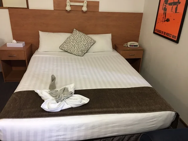 غرفة بسرير كوين وسرير فردي، Bridge View Motel 4/9