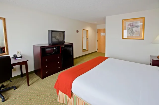 غرفة قياسية بسرير كينج لذوي الإعاقة، Holiday Inn Express Washington 1/2