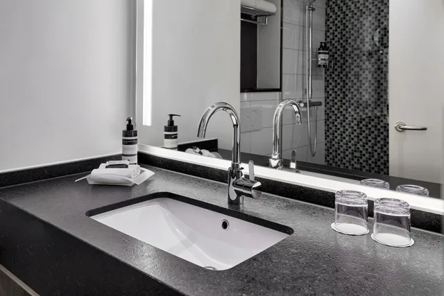 غرفة قياسية بسرير كينج وسرير كوين، Holiday Inn Munich - City Centre 5/5