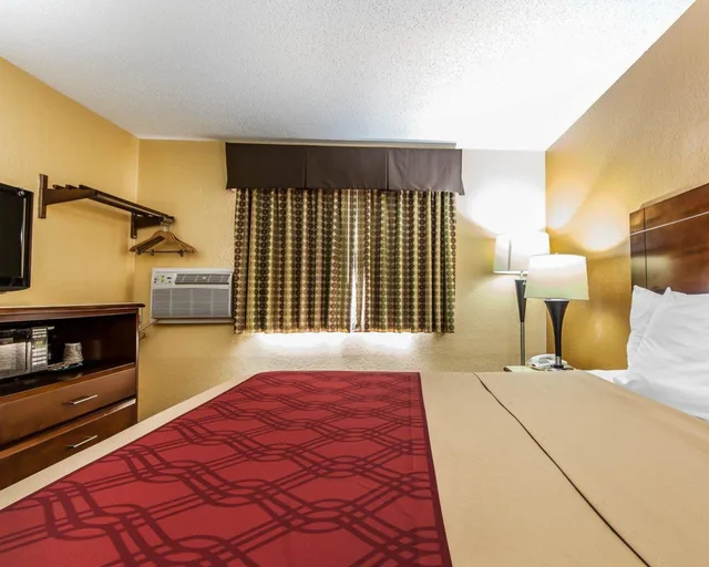 غرفة قياسية بسرير كوين لذوي الإعاقة، Econo Lodge Cartersville Emerson Lake Point 1/10