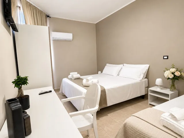 غرفة ديلوكس ثلاثية بسرير مزدوج وسرير فردي، Hotel Santuario Pompei 4/6