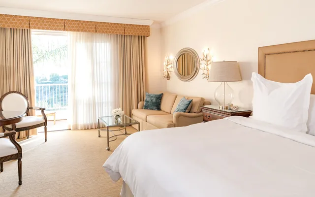 غرفة بسرير كينج بشرفة، Four Seasons Residence Club Aviara North San Diego 2/5