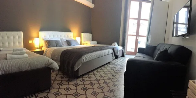 غرفة قياسية رباعية بسرير كوين وسرير فردي مع أريكة، Ottomood Ala Ovest Catania Centro 2/4