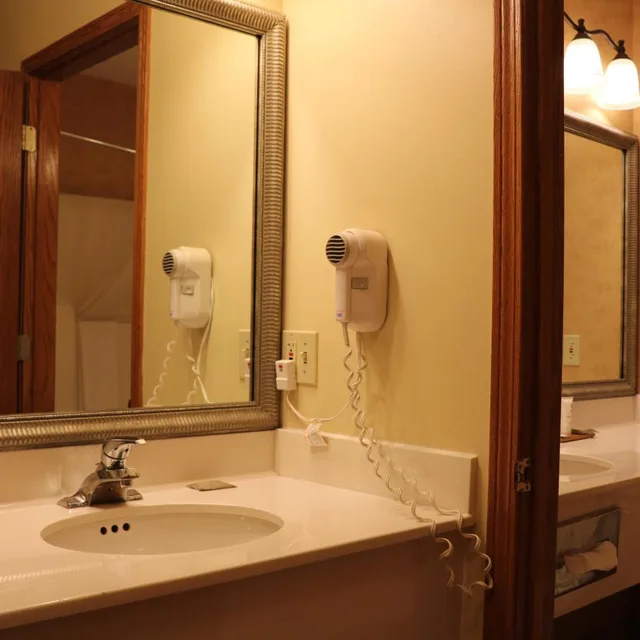 غرفة بسرير كينج بحوض جاكوزي، Country Inn & Suites by Radisson Lincoln North Hotel and Conference Center NE 3/4