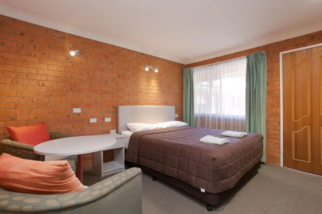 غرفة ديلوكس بسرير كوين وسرير فردي وسرير كوين في الطابق الأرضي، Sapphire Palms Motel 2/6