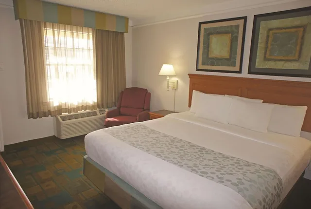 غرفة بسرير كينج لذوي الإعاقة، La Quinta Inn by Wyndham Austin Oltorf 1/4
