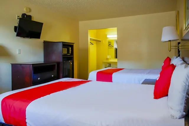 2 Full Bed Smoking, OYO Hotel Duncan, OK - Hwy 81 Near Chisholm Casino 3/4