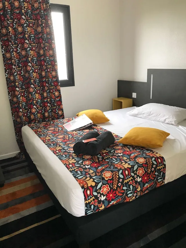 غرفة قياسية بسرير مزدوج وسريرين منفصلين، Kyriad Direct La Rochelle Sud Aytre 7/9