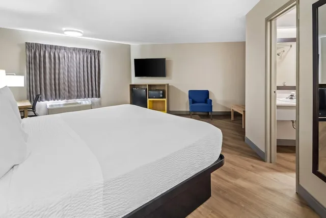جناح بسرير كينج، Days Inn & Suites by Wyndham DeSoto 1/6