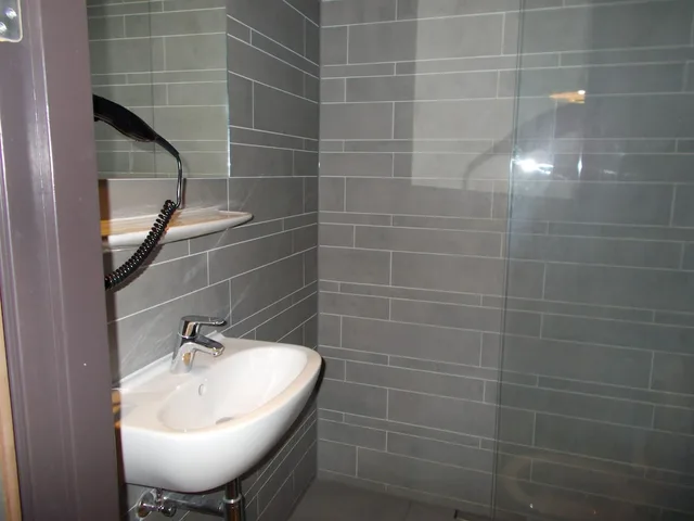 غرفة بسريرين منفصلين بحمام خاص، Urban City Centre Hostel 1/3
