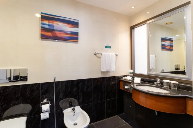 غرفة بسرير كينج للمدخنين، Holiday Inn Kuwait 7/10