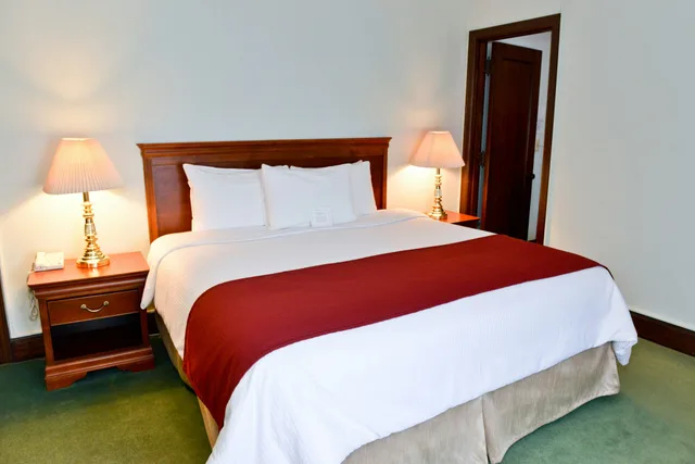 غرفة بسرير كينج، Penn Wells Historic Hotel 2/2