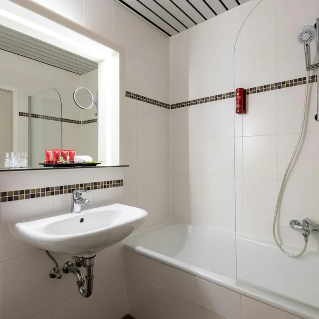 غرفة سوبيريور ثلاثية، Leonardo Hotel Hamburg Elbbruken Ex Gresham Carat Hotel 8/9