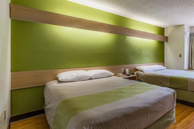 غرفة قياسية بسريرين كوين، Motel6 Charlotte, NC - University 3/7