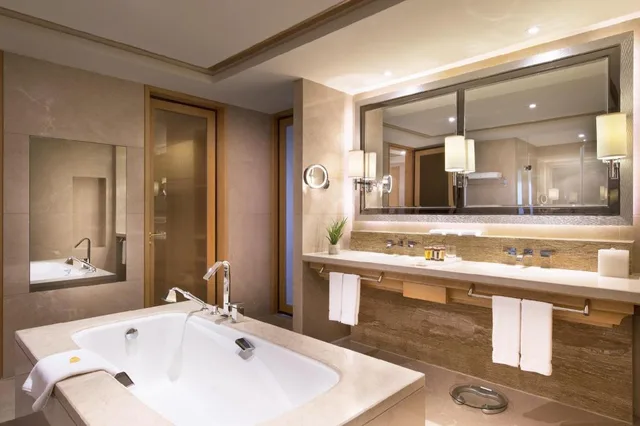 غرفة بسريرين منفصلين بإطلالة على البحيرة بشرفة، SHERATON QIANDAO LAKE RESORT 6/7