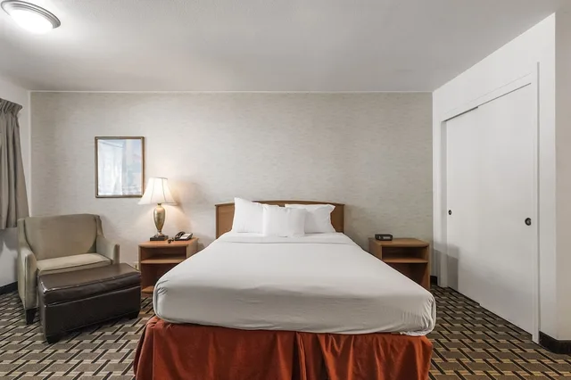 غرفة قياسية بسرير كوين، Northern Queen Inn 1/6
