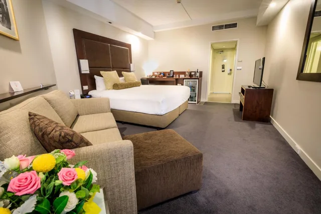 Courtyard, Single Bed, Balcony، Amora Herencia Riverwalk Melbourne 3/5