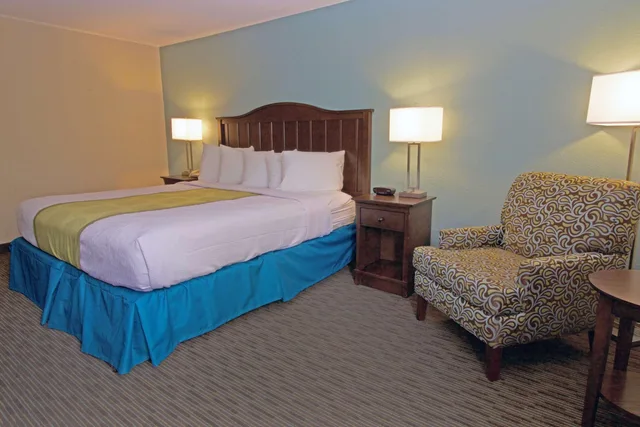 Room, King Bed, Quality Inn & Suites Williamsburg, VA 1/1