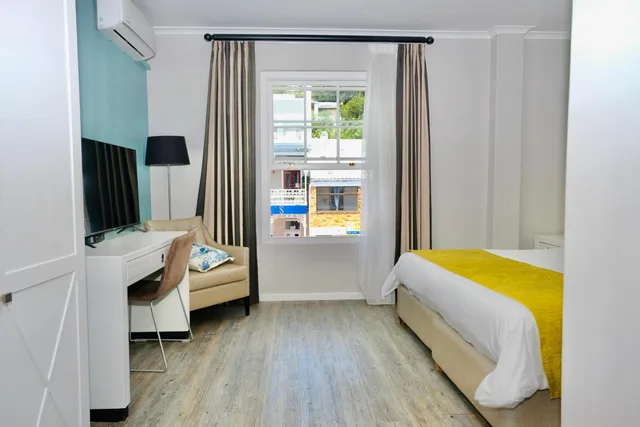غرفة فاخرة بسرير مزدوج أو سريرين منفصلين بإطلالة على الجبل، Simon's Town Quayside Hotel 1/10
