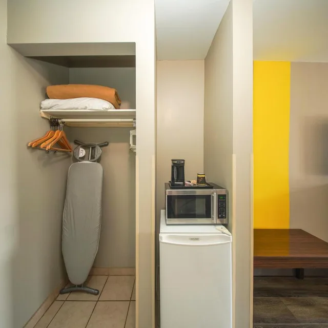 Room, King Bed, 2 Queen Beds, Super 8 By Wyndham Kingston 9/9