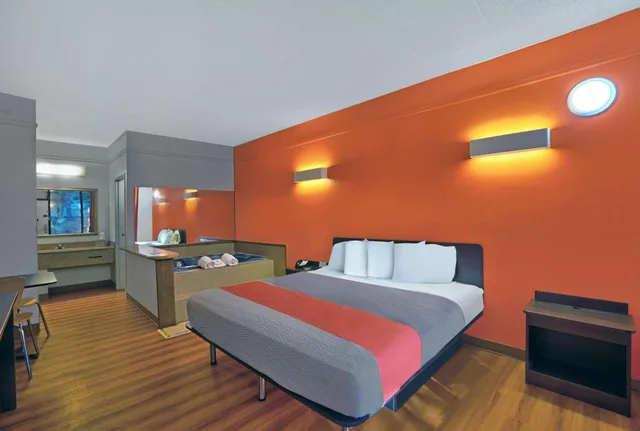غرفة بسرير كينج بجاكوزي للمدخنين، Motel6 Seaford, DE 5/7