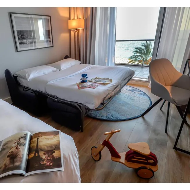 غرفة عائلية بإطلالة على البحر بشرفة، RADISSON BLU NICE 2/10