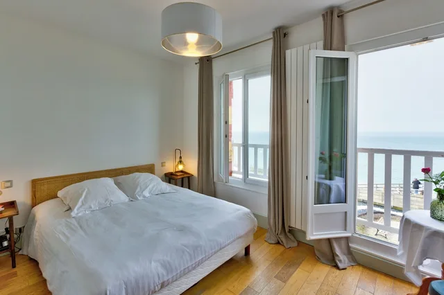 غرفة بسريرين منفصلين بإطلالة على البحر بحوض استحمام، Hotel Le Rayon Vert 3/4