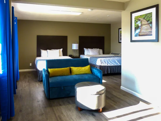 Upgrade, Suite, 2 Queen Beds، Rodeway Inn and Suites Ontario 2/5
